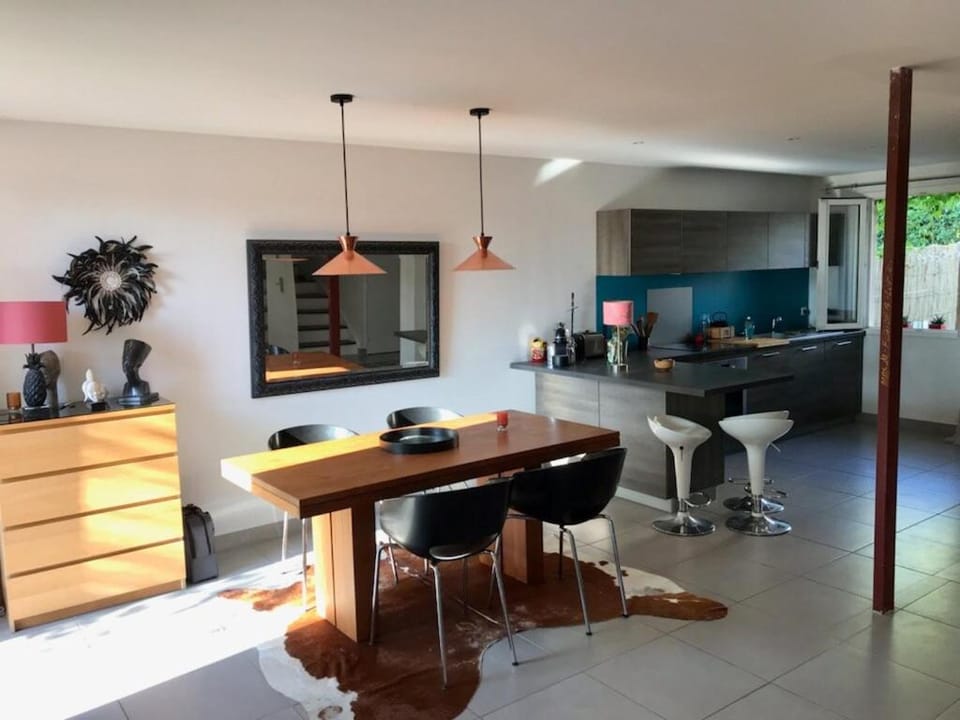 Kitchen or kitchenette, Dining area