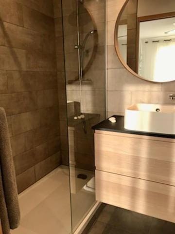 Shower, Bathroom, towels