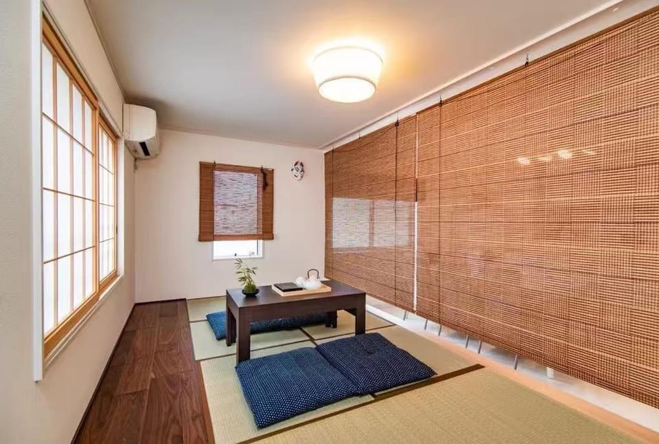 Photo of the whole room, air conditioner
