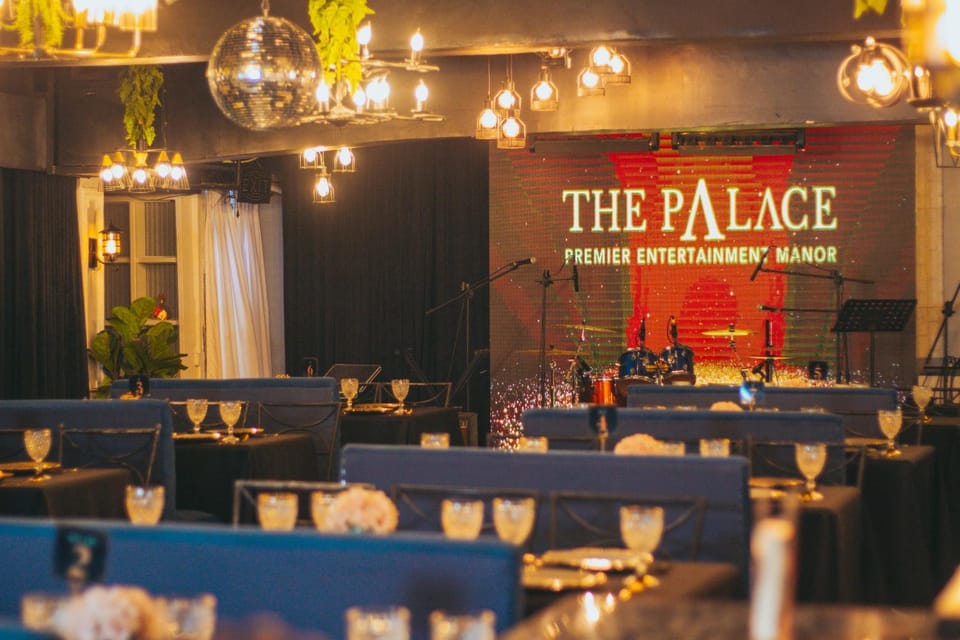 Restaurant/places to eat, Lounge or bar, Banquet/Function facilities