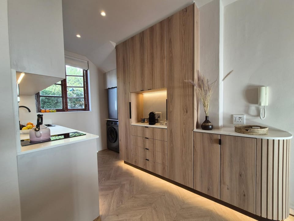 Coffee/tea facilities, Kitchen or kitchenette, stove