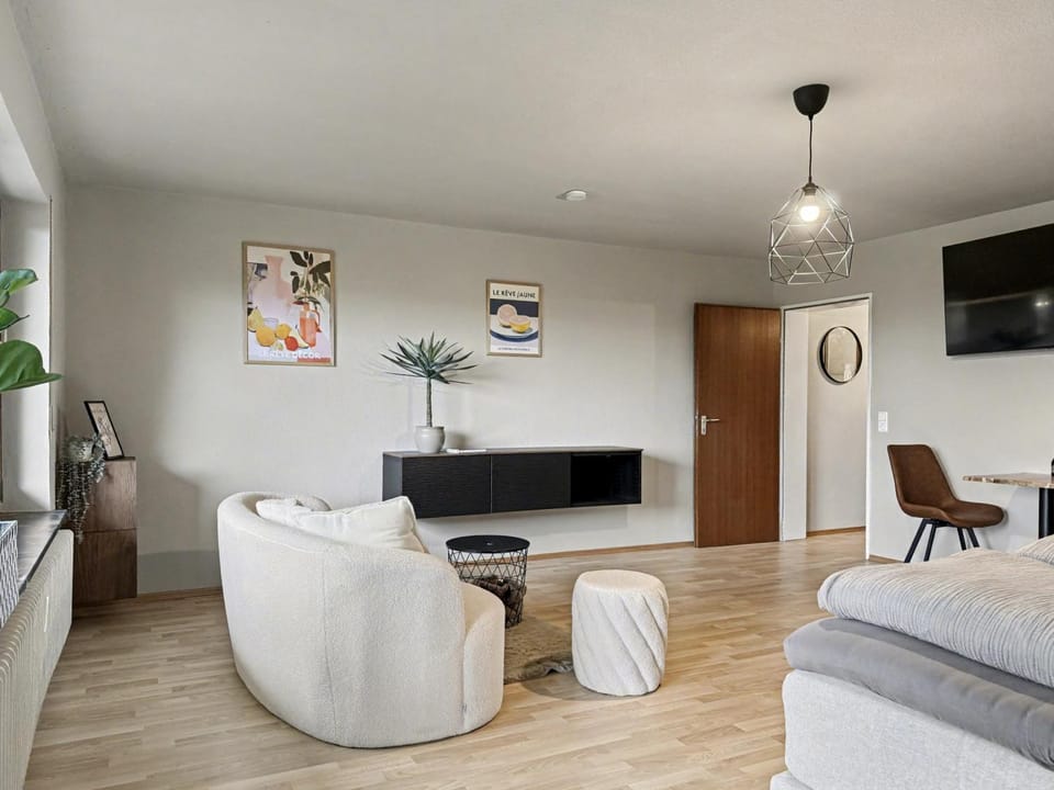TV and multimedia, Living room, Seating area, Dining area