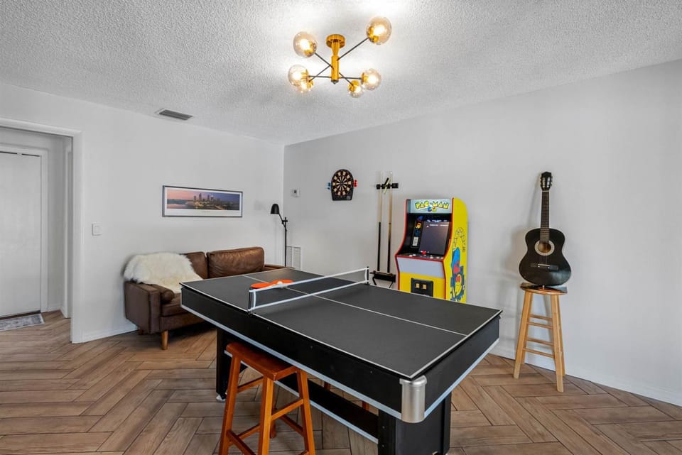 Lounge & Play in Chic North Tampa Home House in Lake Magdalene