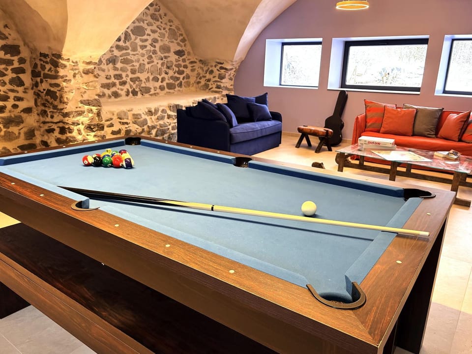 Billiard, Living room, Family