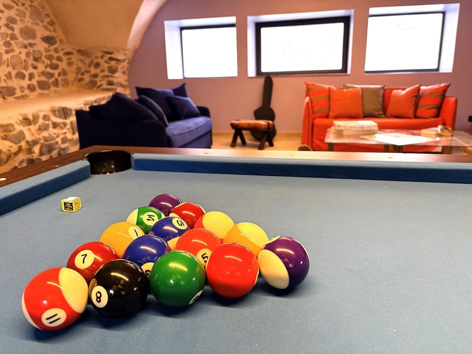 Billiard, Living room, Family