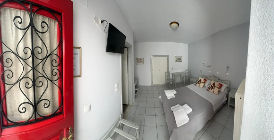 Bed, TV and multimedia, Bedroom