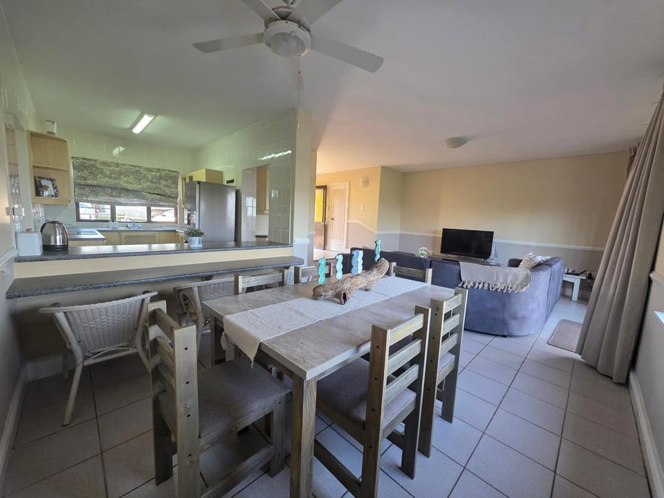 TV and multimedia, Kitchen or kitchenette, Photo of the whole room, Seating area