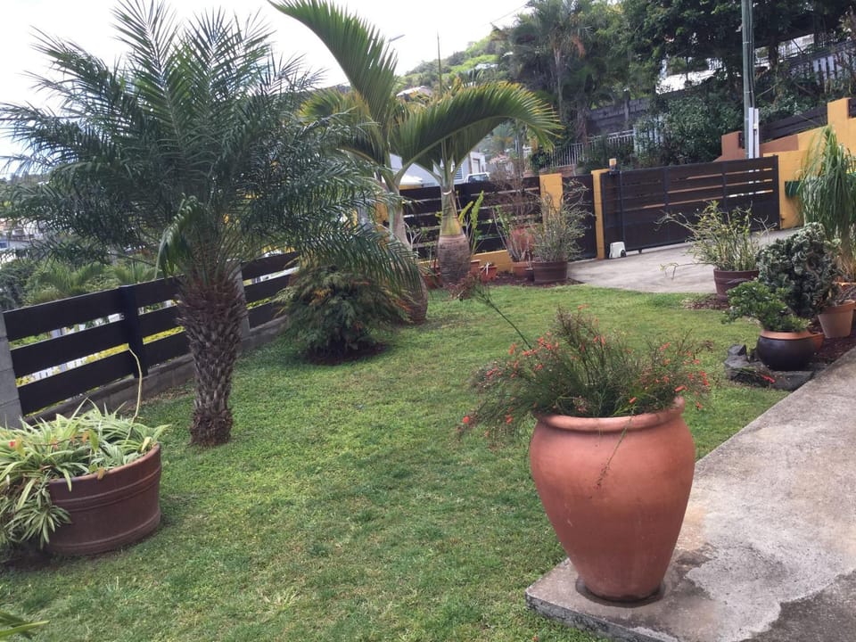 Grand appartement 2 chambres aux Avirons - Terrasse & Parking Country House in Saint-Leu