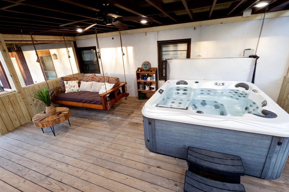 Hot Tub, Photo of the whole room, Seating area
