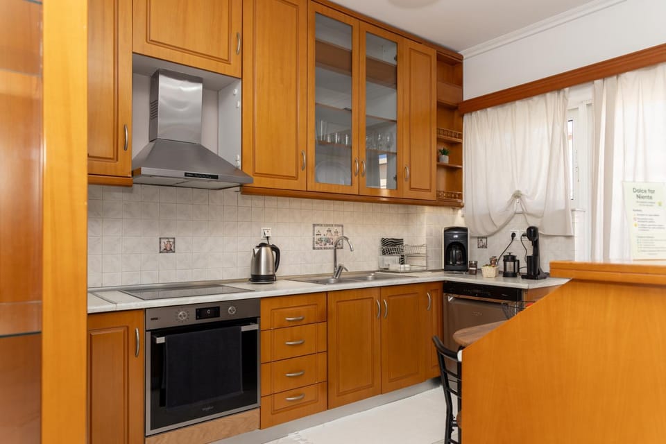 Coffee/tea facilities, Kitchen or kitchenette, dishwasher, stove