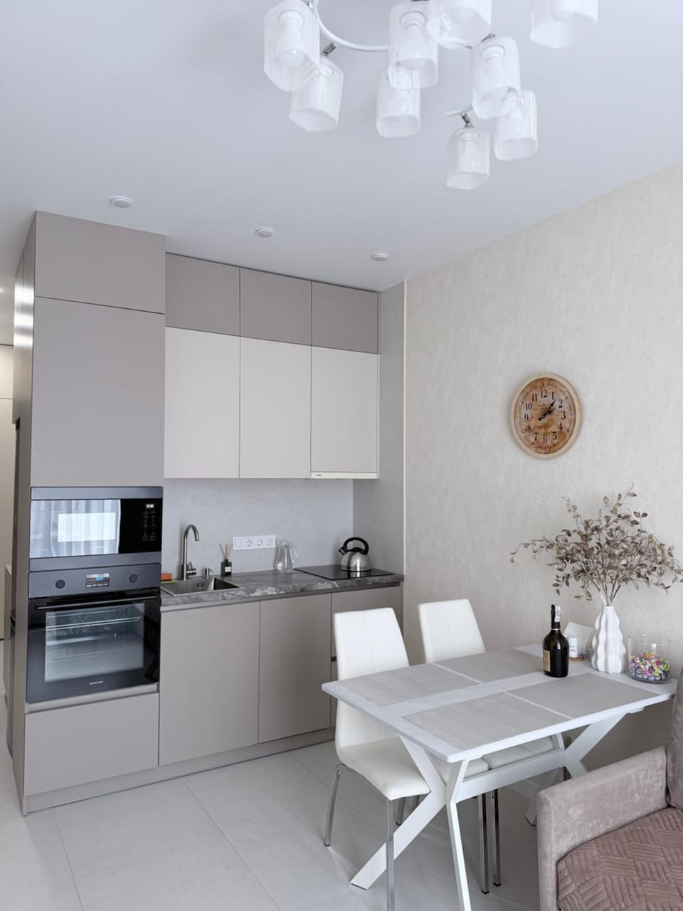 Kitchen or kitchenette, Dining area