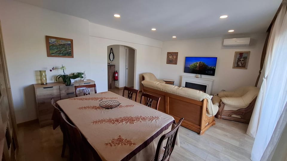 TV and multimedia, Living room, Seating area, Dining area