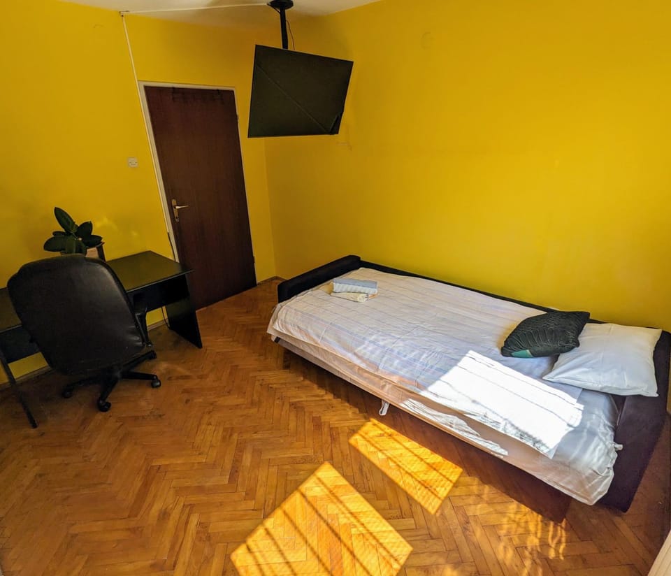 Bed, TV and multimedia, Photo of the whole room, Bedroom