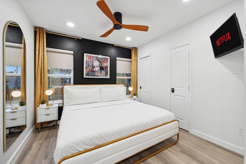 Bed, TV and multimedia, Photo of the whole room, Decorative detail, Bedroom