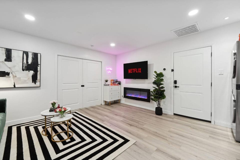 Night, TV and multimedia, Living room, Decorative detail, Seating area, fireplace