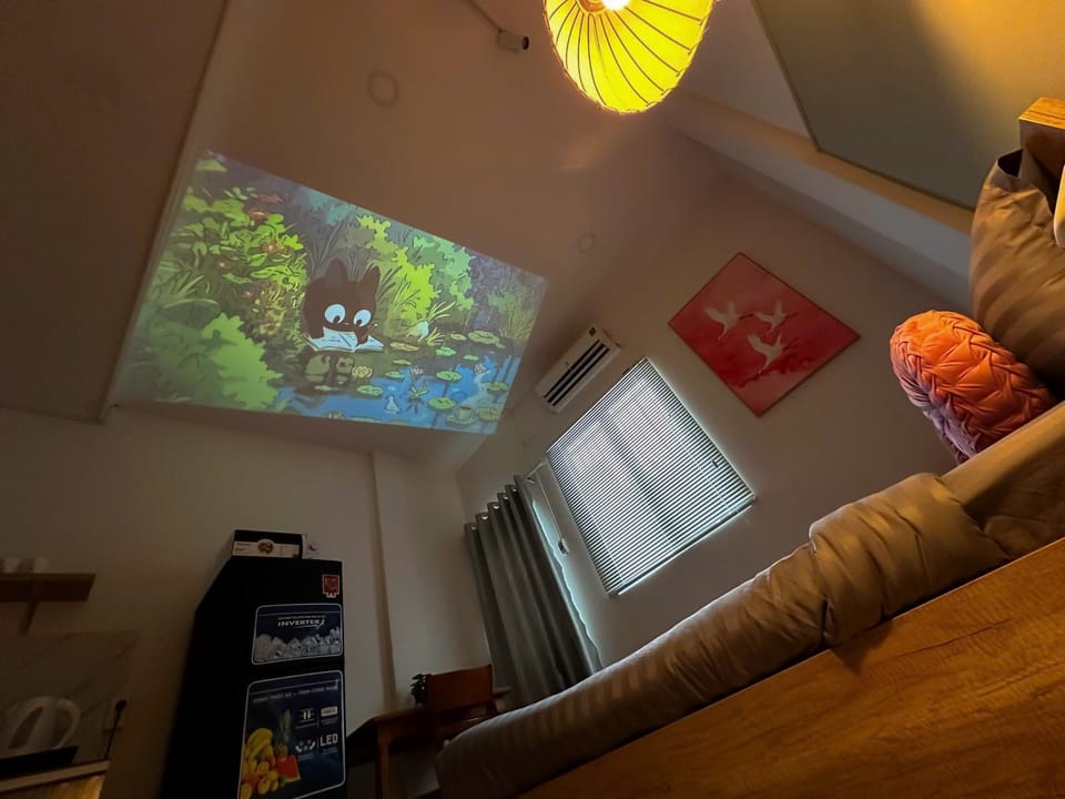 Communal lounge/ TV room, Natural landscape, TV and multimedia, Living room, Seating area, Evening entertainment