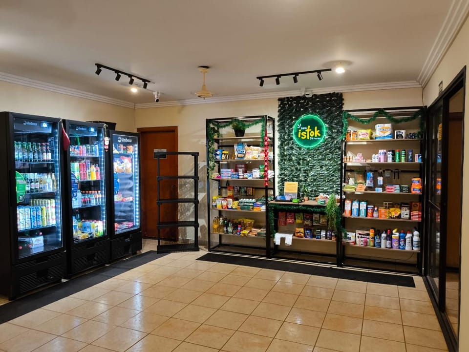 On-site shops, Supermarket/grocery shop, vending machine