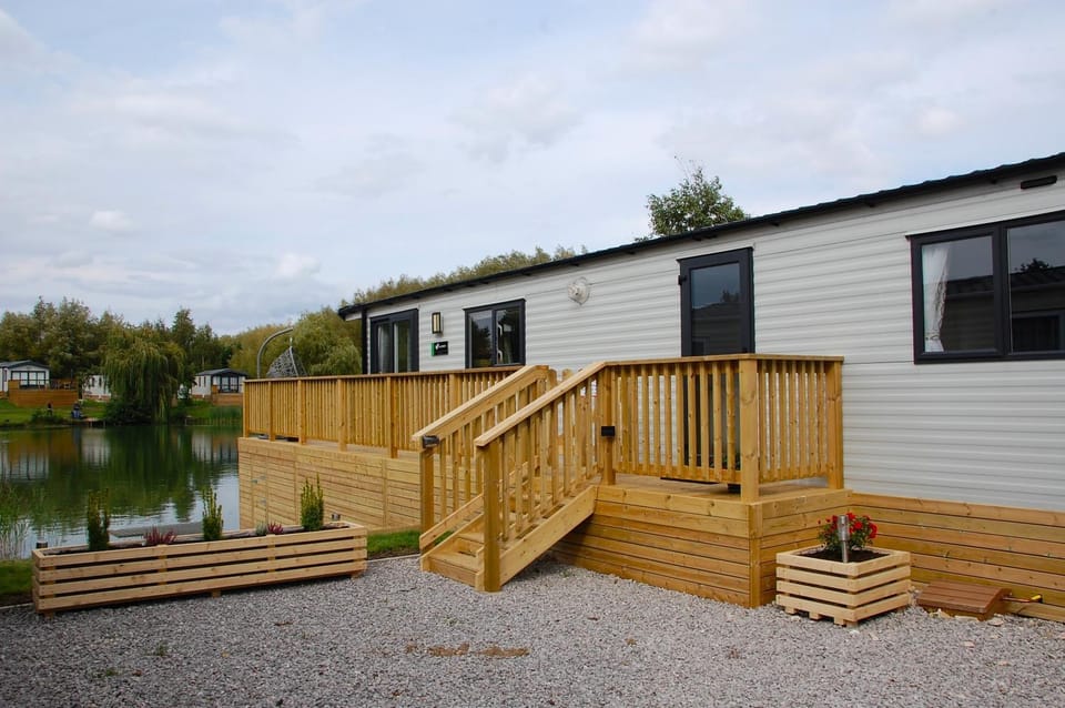 Castleton Static lodge on Wold View Fisheries Leisure Park Nature lodge in West Lindsey District