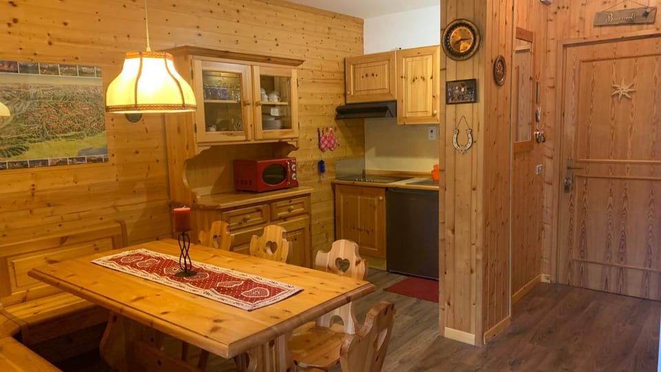 Kitchen or kitchenette, Dining area, stove
