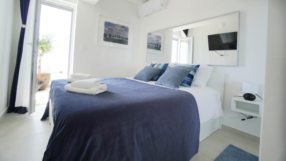 Bed, TV and multimedia, Photo of the whole room, Bedroom, towels