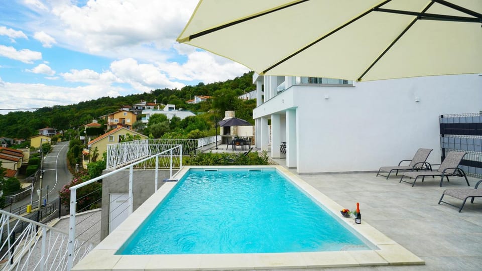 Patio, Day, View (from property/room), Balcony/Terrace, Mountain view, Pool view, Swimming pool, sunbed