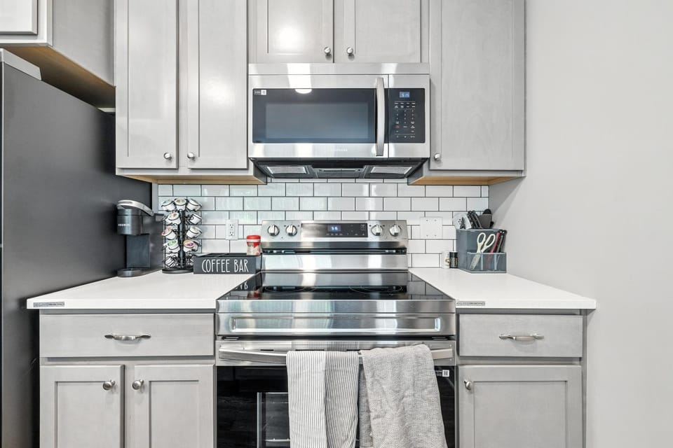 Coffee/tea facilities, Kitchen or kitchenette, microwave, oven, stove