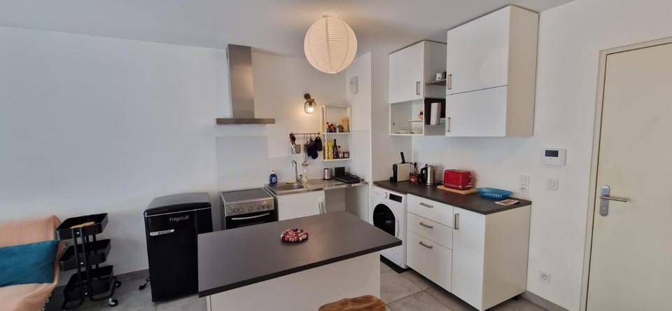 Coffee/tea facilities, Kitchen or kitchenette, oven, stove, toaster, washing machine