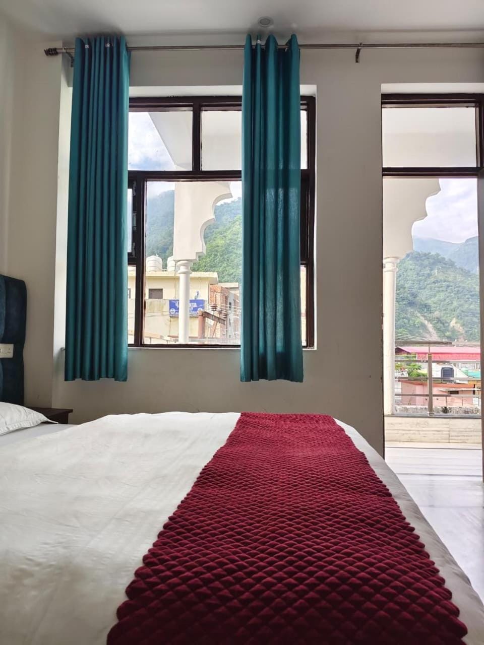 Bed, Bedroom, Mountain view