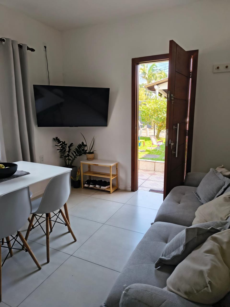Communal lounge/ TV room, TV and multimedia, Living room, Seating area, Dining area