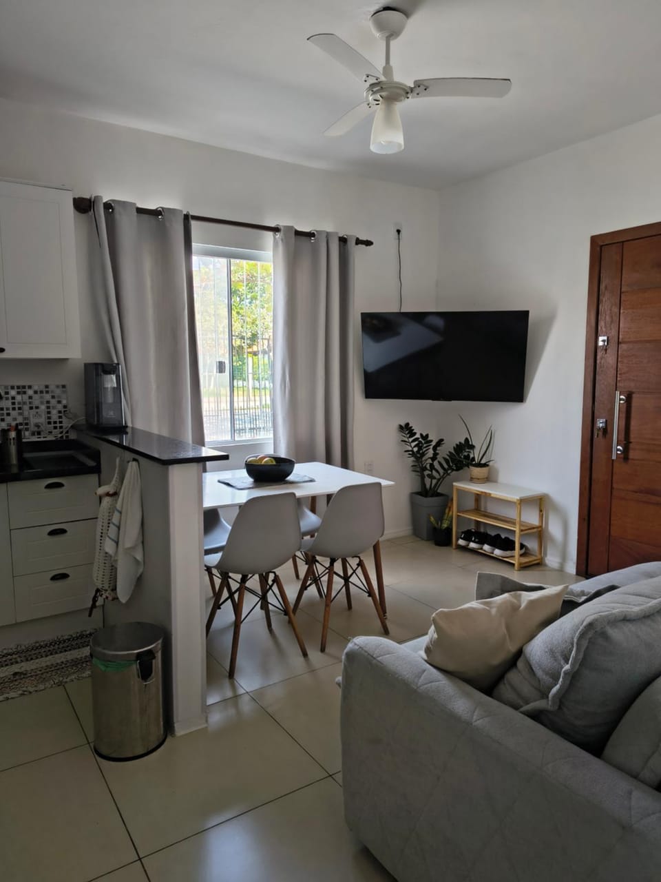 TV and multimedia, Kitchen or kitchenette, Living room, Seating area, Dining area