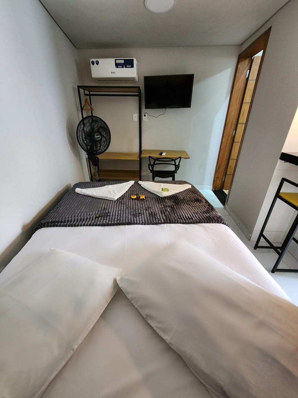 Bed, TV and multimedia, Photo of the whole room, Bedroom, air conditioner