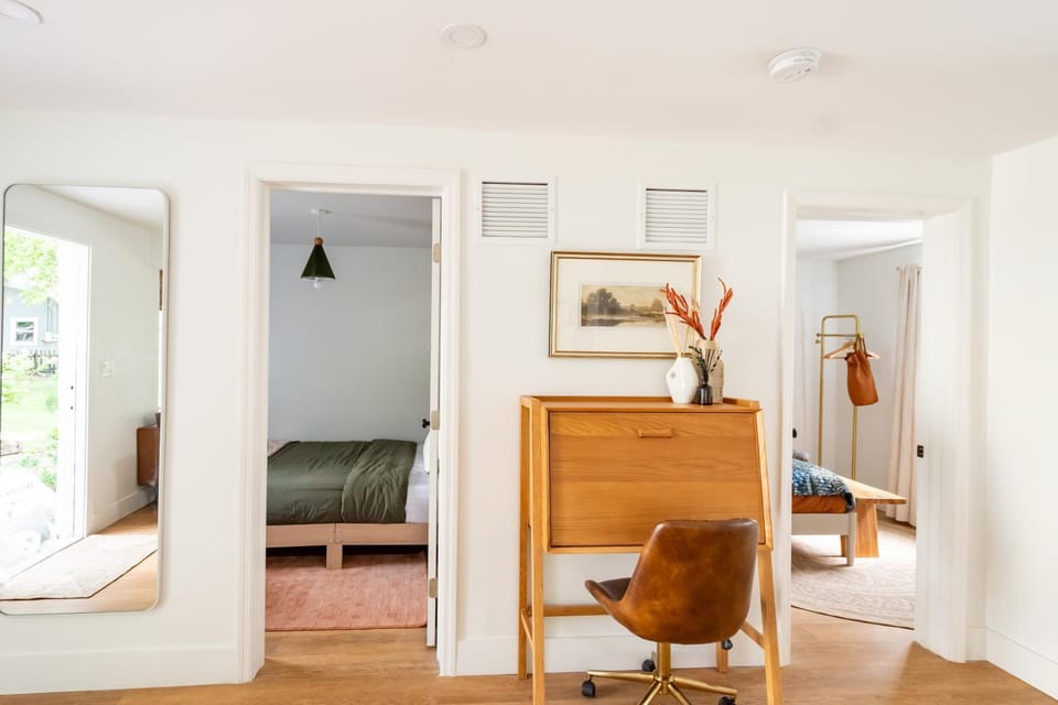 Designer Gem Condo - 5 Mins to Sand, Playground, Tennis, Free Parking Apartment in Hollywood