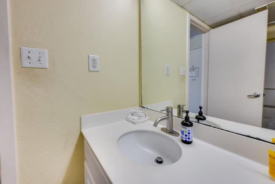 Beautiful High-Floor w Ocean View Newly Renovated Apartment in Myrtle Beach