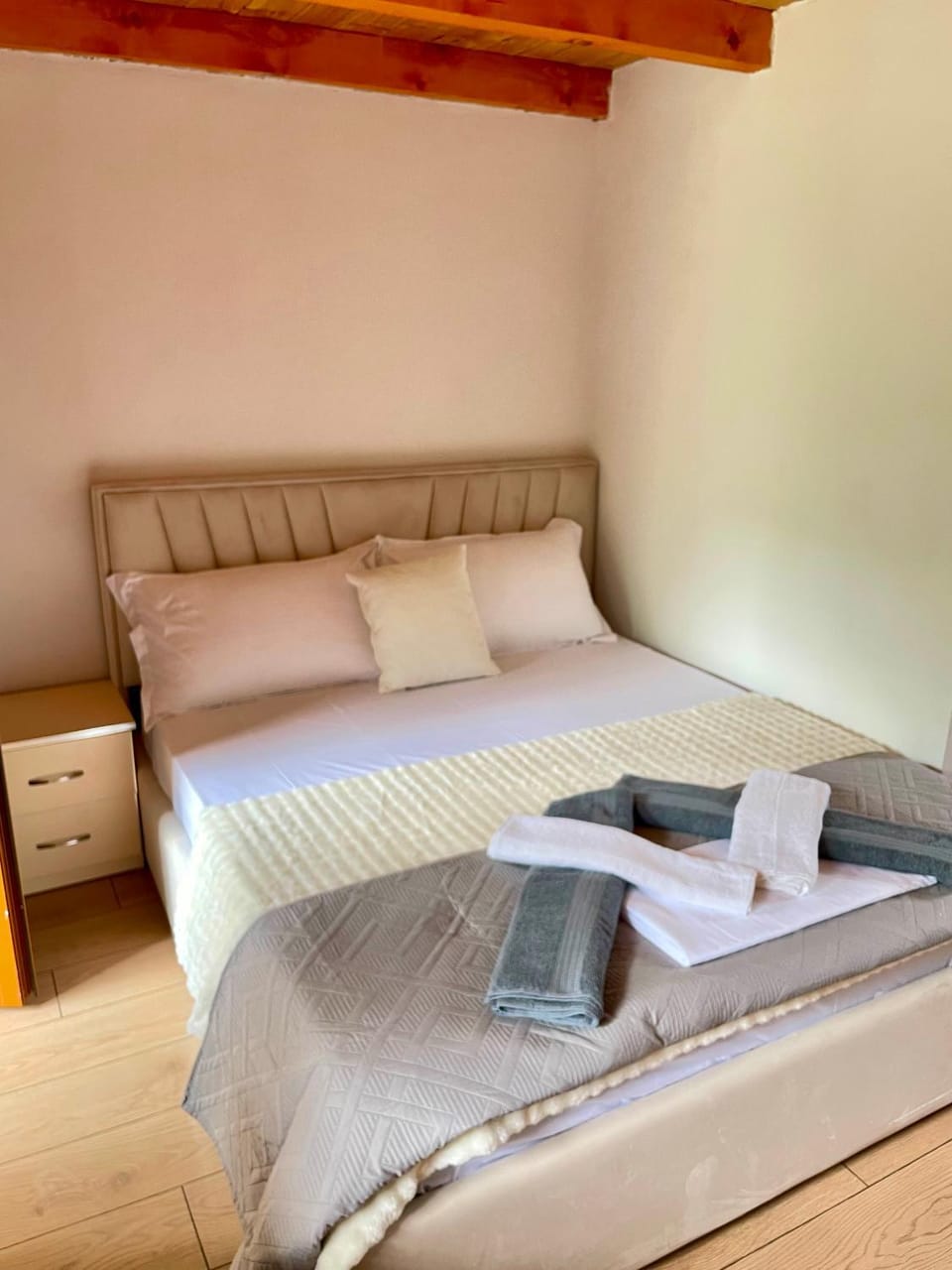 Lokthi Guesthaose Bed and Breakfast in Montenegro
