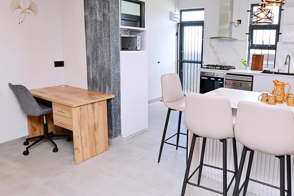 Kitchen or kitchenette, Dining area, oven, stove