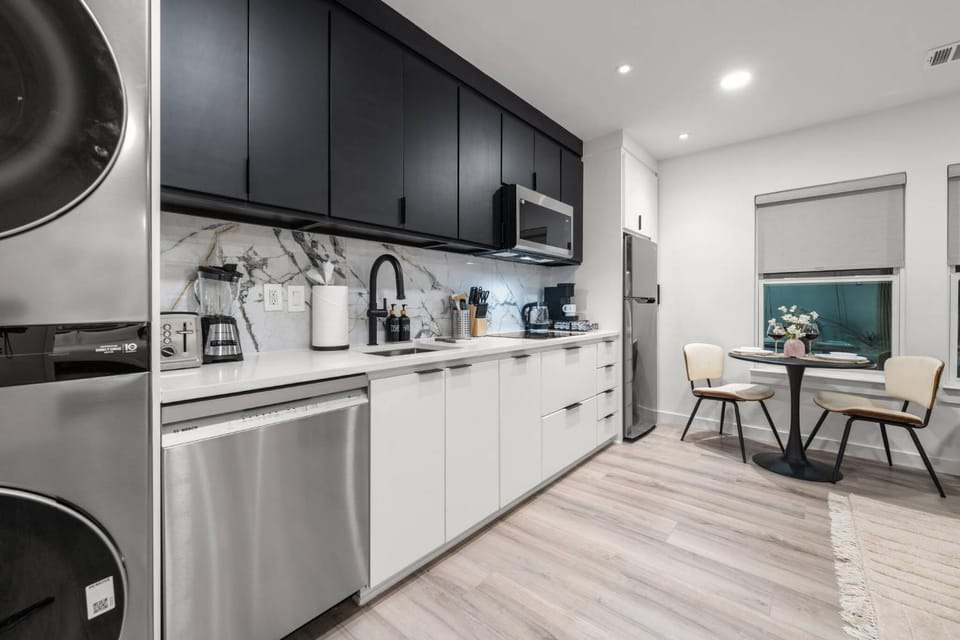 Coffee/tea facilities, Kitchen or kitchenette, Dining area, dishwasher, kitchen