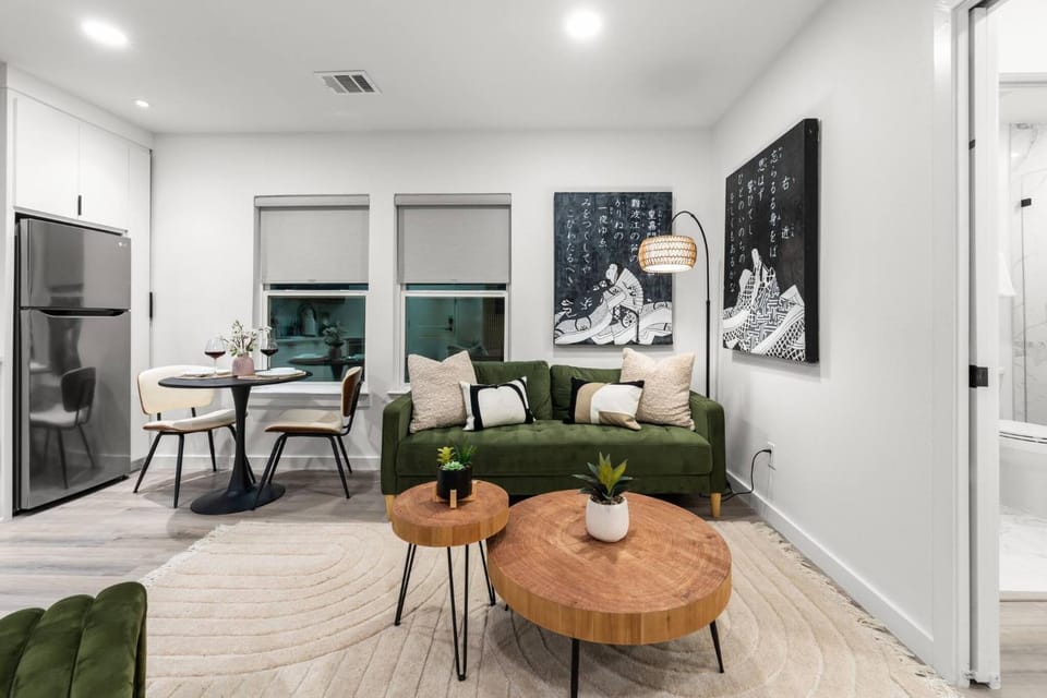 Coffee/tea facilities, Living room, Photo of the whole room, Decorative detail, Seating area, Family