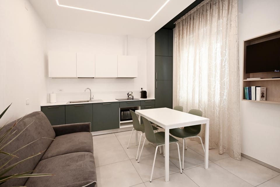 Coffee/tea facilities, Kitchen or kitchenette, Living room, Seating area, Dining area, stove