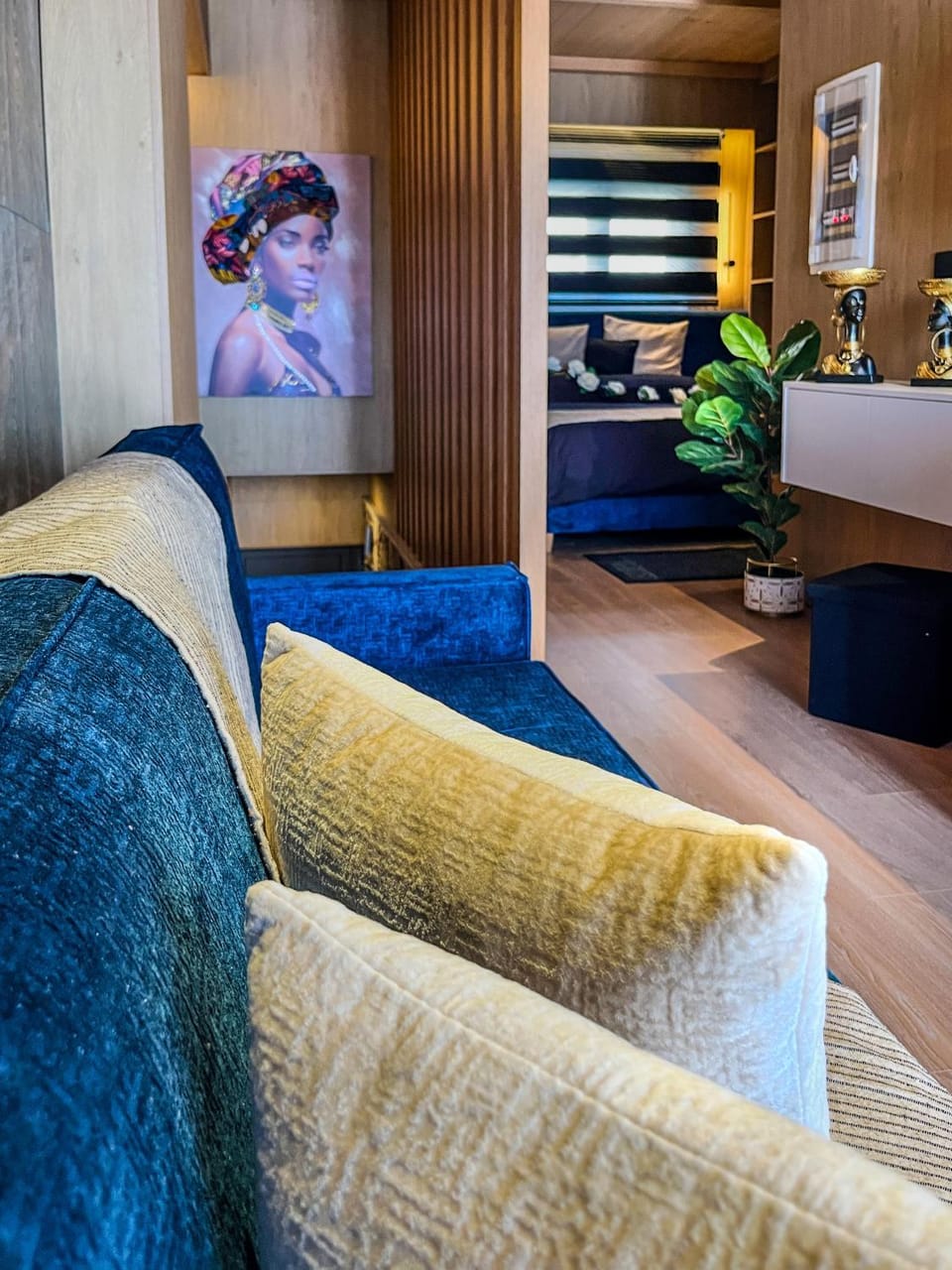 Bed, Decorative detail, Seating area, Bedroom