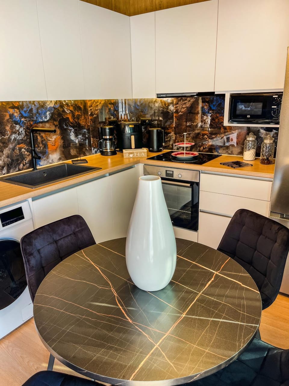 Coffee/tea facilities, Dining area, washing machine, kitchen