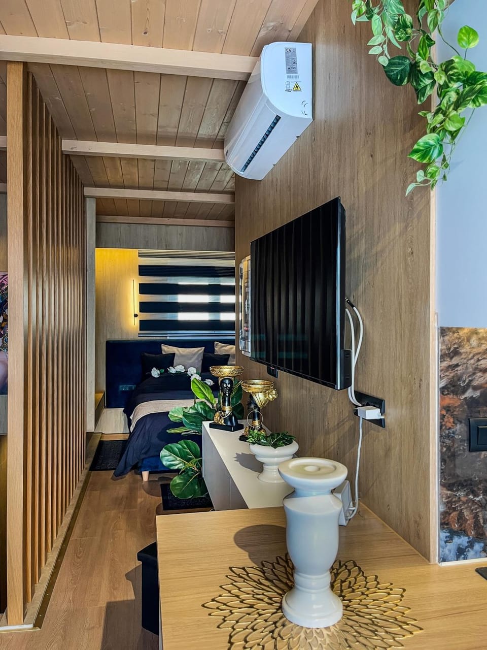 Bed, TV and multimedia, Decorative detail, Bedroom, air conditioner