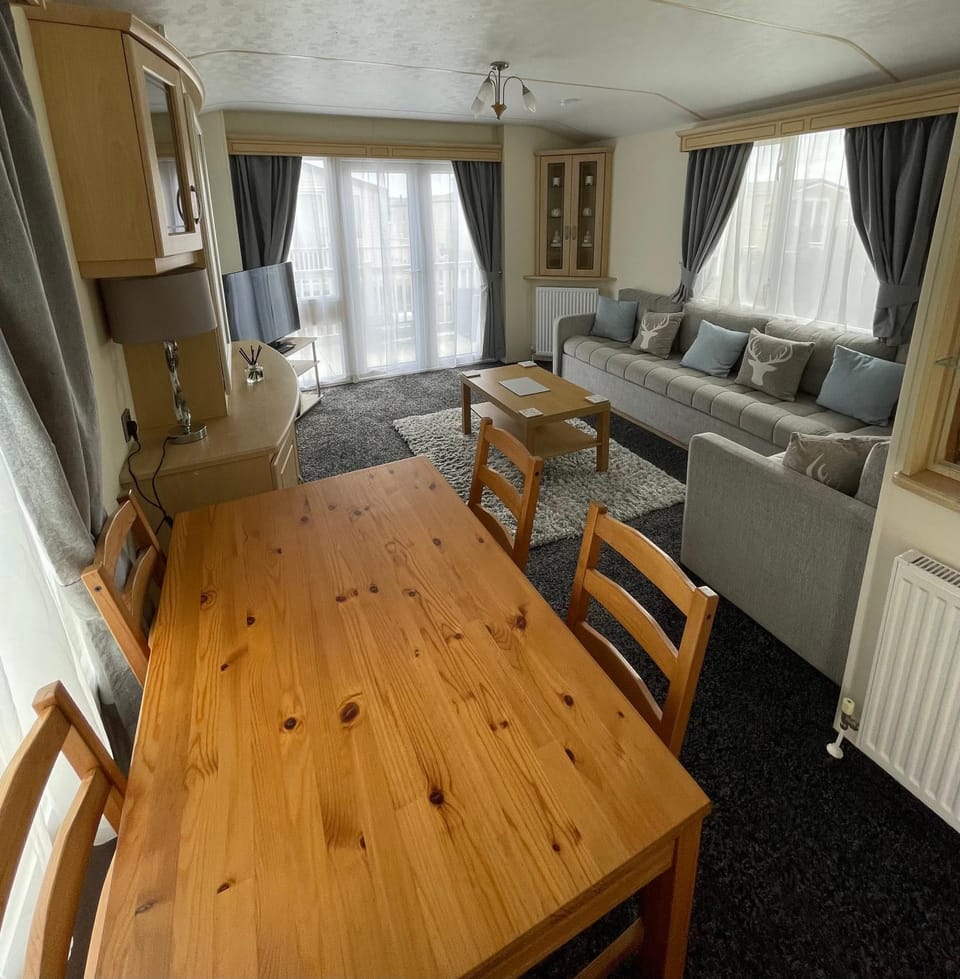 Seating area, Dining area