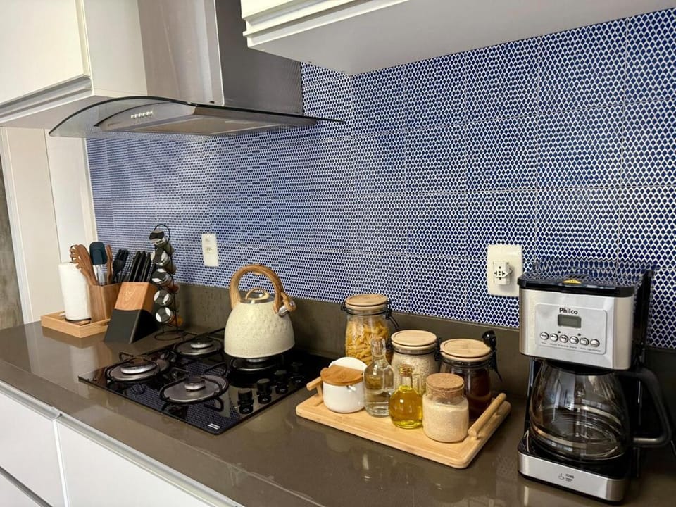 Coffee/tea facilities, Kitchen or kitchenette, Food, stove