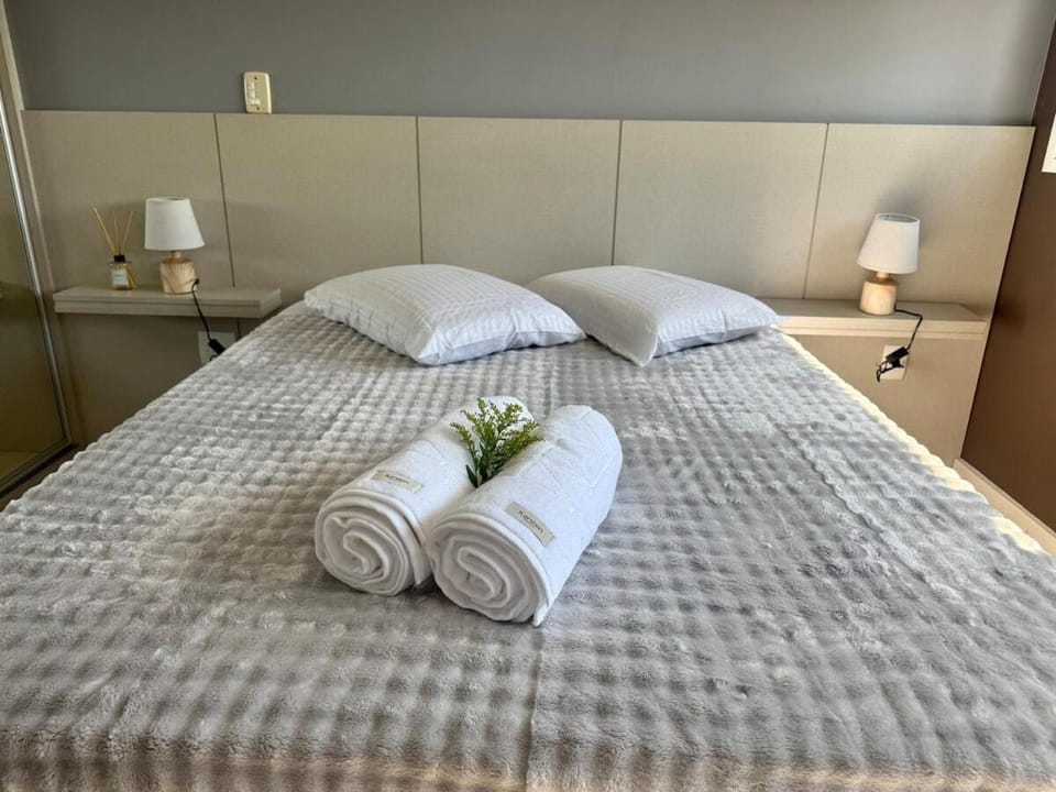 Bed, towels