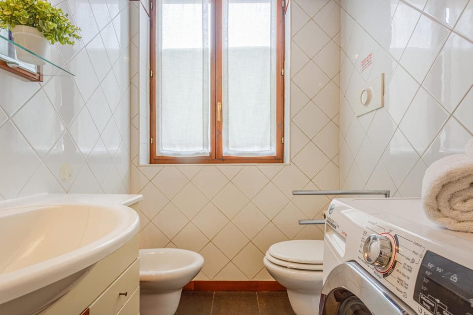 Toilet, Bathroom, towels, washing machine