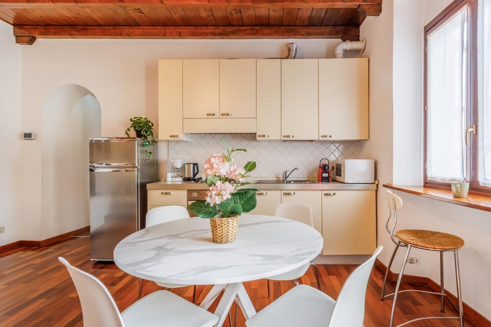 Kitchen or kitchenette, Living room, Seating area, Dining area, oven, stove