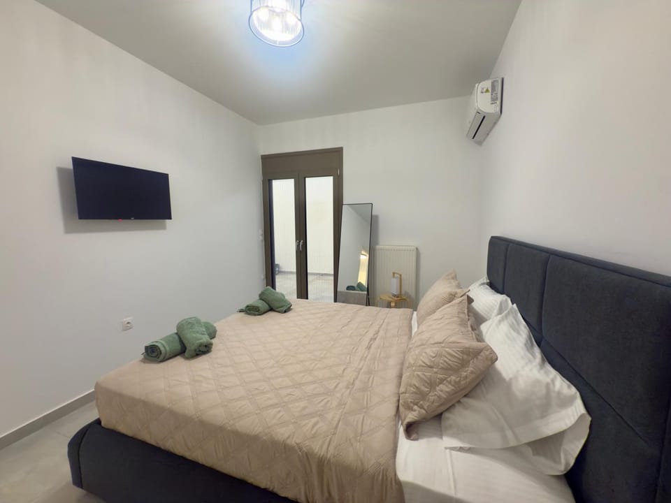 Bed, TV and multimedia, Bedroom, towels, air conditioner