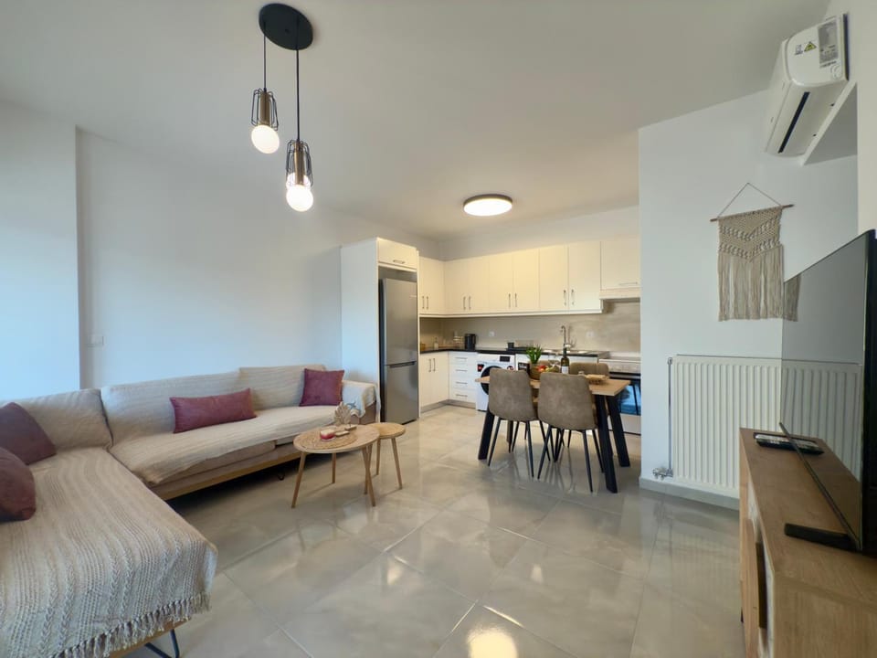 TV and multimedia, Seating area, Dining area, kitchen