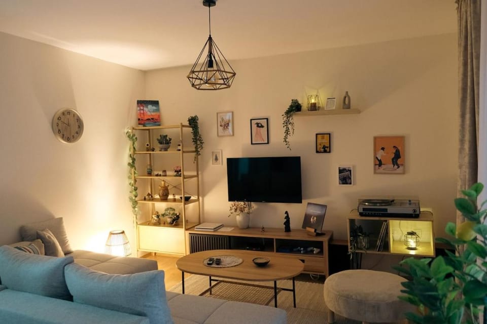Communal lounge/ TV room, TV and multimedia, Living room, Decorative detail, Seating area, Evening entertainment