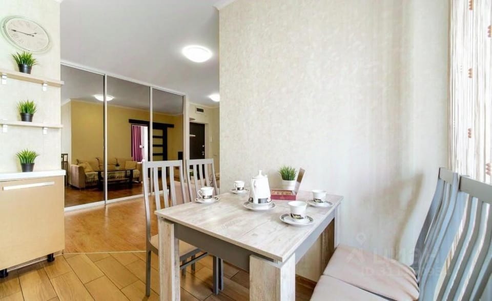 Kitchen or kitchenette, Living room, Seating area, Dining area